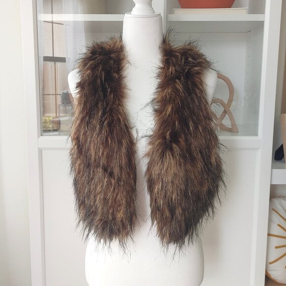 Forever 21 Jackets & Blazers - FOREVER21 Faux Fur Short Sleeveless Vest - Large